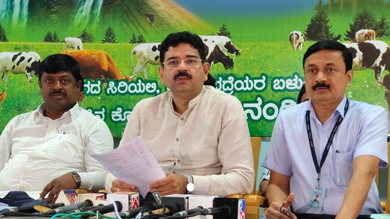 ಶಿಮುಲ್ನಿಂದ ಶ್ರಾವಣ ಮಾಸದ ಕೊಡುಗೆ: ರೈತರಿಂದ ಖರೀದಿಸುವ ಹಾಲಿನ ದರ ಹೆಚ್ಚಳ ಶಿಮುಲ್ನಿಂದ ಶ್ರಾವಣ ಮಾಸದ ಕೊಡುಗೆ: ರೈತರಿಂದ ಖರೀದಿಸುವ ಹಾಲಿನ ದರ ಹೆಚ್ಚಳ