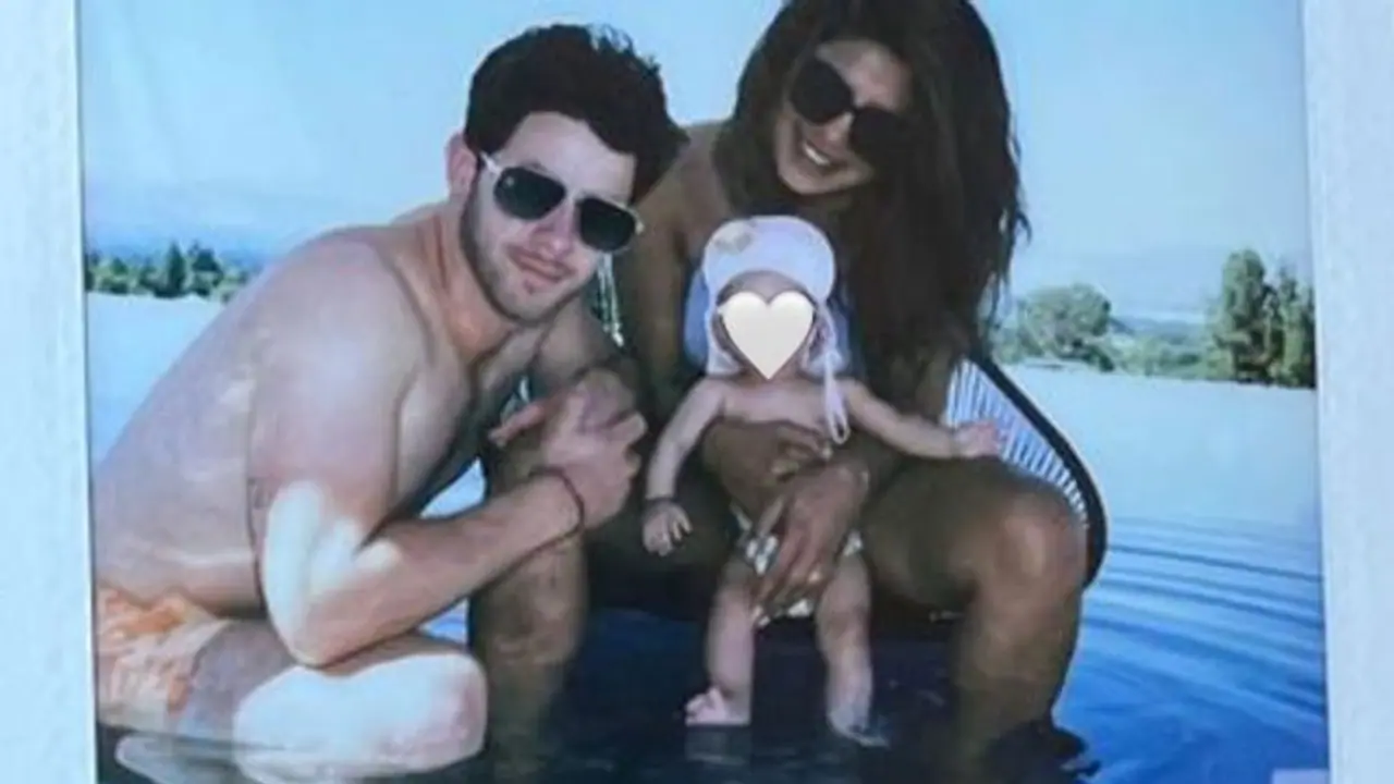 सेमी न्यूड प्रियंका चोपड़ा ने दिया पति और बेटी के साथ पोज, वायरल हो गई PHOTO सेमी न्यूड प्रियंका चोपड़ा ने दिया पति और बेटी के साथ पोज, वायरल हो गई PHOTO