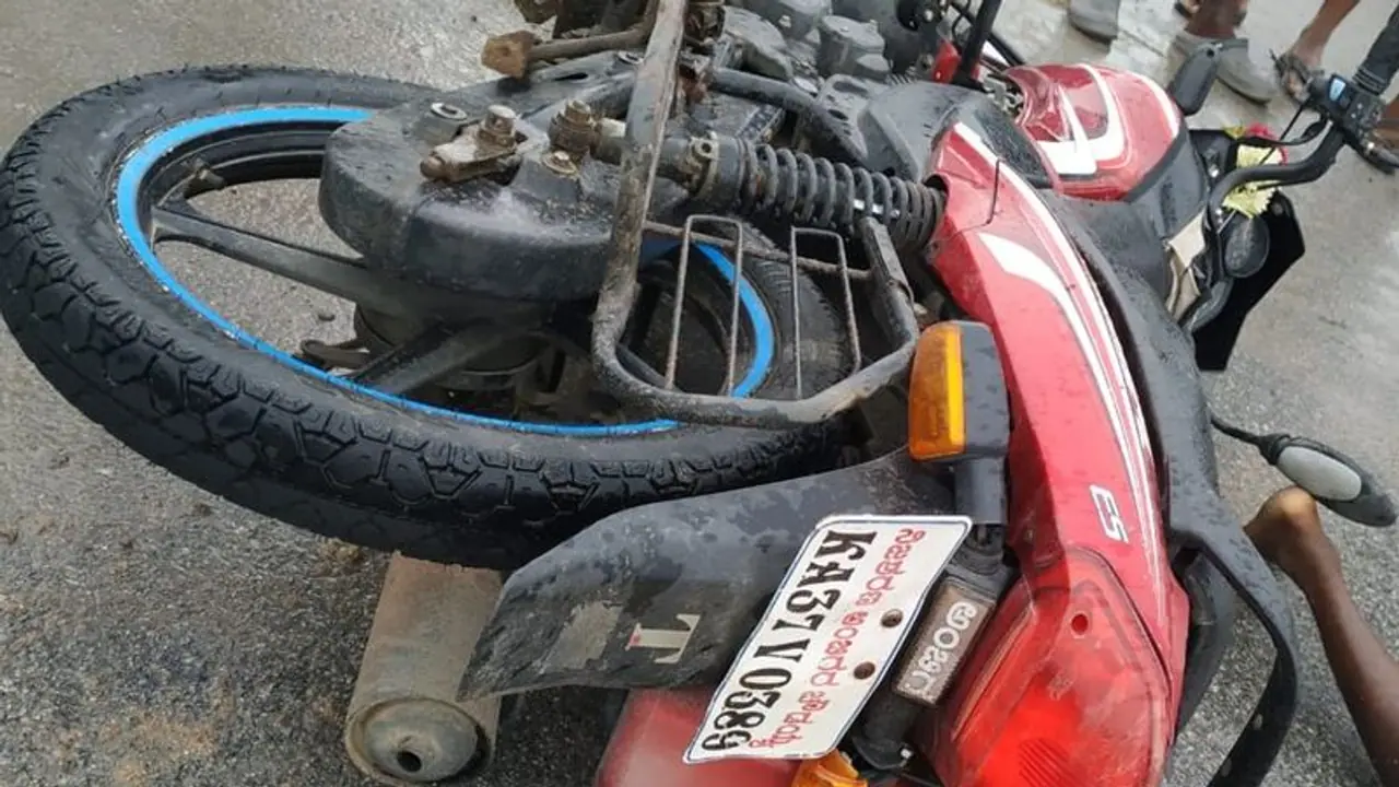 ರಾಯಚೂರು: ಬೈಕ್ಗೆ ಬಸ್ ಡಿಕ್ಕಿ: ಸವಾರರಿಬ್ಬರು ಸ್ಥಳದಲ್ಲೇ ಸಾವು ರಾಯಚೂರು: ಬೈಕ್ಗೆ ಬಸ್ ಡಿಕ್ಕಿ: ಸವಾರರಿಬ್ಬರು ಸ್ಥಳದಲ್ಲೇ ಸಾವು