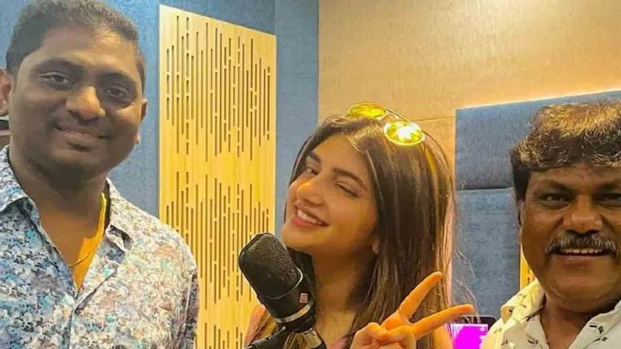 ధమాకా డబ్బింగ్ పనుల్లో శ్రీలీలా బిజీ బిజీ, వరుస అవకాశాలతో దూసుకుపోతున్న బ్యూటీ ధమాకా డబ్బింగ్ పనుల్లో శ్రీలీలా బిజీ బిజీ, వరుస అవకాశాలతో దూసుకుపోతున్న బ్యూటీ