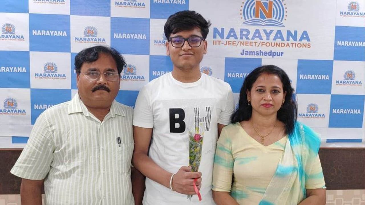 जेईई मेंस सेसन 2 के नतीजे जारी, बारीडीह के सृजन बने कोल्हान टॉपर, इस तरह से देख सकते है अपना स्कोर कार्ड जेईई मेंस सेसन 2 के नतीजे जारी, बारीडीह के सृजन बने कोल्हान टॉपर, इस तरह से देख सकते है अपना स्कोर कार्ड