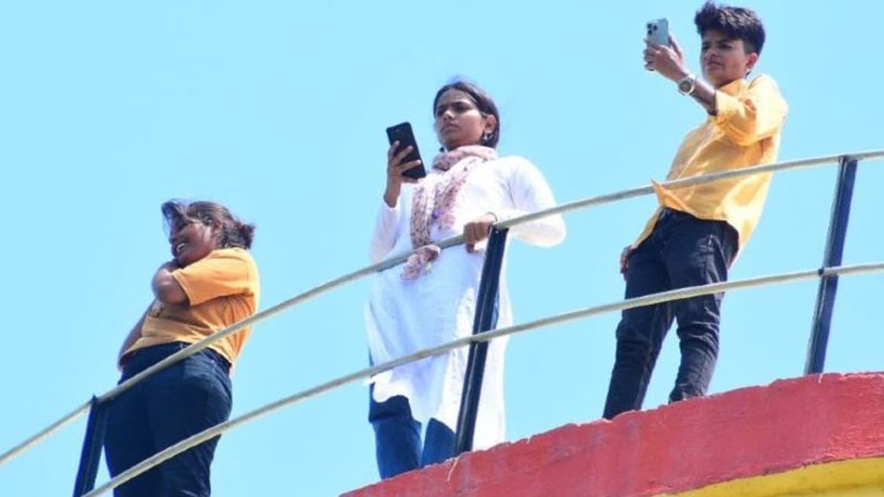 राजस्थान के सबसे बड़े गर्ल्स कॉलेज में 3 लड़कियों कर दिया बड़ा कांड! फौरन पहुंचे पुलिस के जवान राजस्थान के सबसे बड़े गर्ल्स कॉलेज में 3 लड़कियों कर दिया बड़ा कांड! फौरन पहुंचे पुलिस के जवान