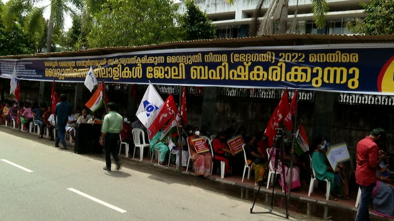 കേന്ദ്ര വൈദ്യുത നിയമ ഭേദഗതി പാർലമെന്റിൽ; കേരളത്തിൽ കെഎസ്ഇബി തൊഴിലാളികൾ പണിമുടക്കി