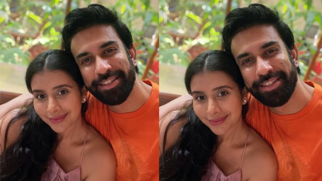 टूटते रिश्ते को बचाने में लगे सुष्मिता सेन के भाई राजीव, पत्नी के साथ दिखे रोमांटिक टूटते रिश्ते को बचाने में लगे सुष्मिता सेन के भाई राजीव, पत्नी के साथ दिखे रोमांटिक