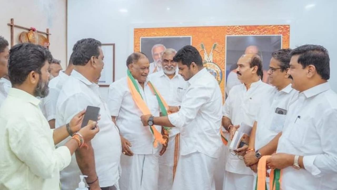 பாஜகவில் இணைந்தார் சென்னை மாநகராட்சி கவுன்சிலர்… சென்னை பாஜக உறுப்பினர்கள் பலம் 2 ஆக அதிகரிப்பு!! பாஜகவில் இணைந்தார் சென்னை மாநகராட்சி கவுன்சிலர்… சென்னை பாஜக உறுப்பினர்கள் பலம் 2 ஆக அதிகரிப்பு!!