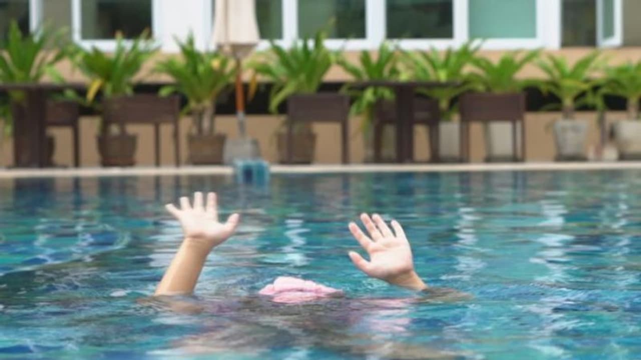 வாயில் புகையிலை கலவையுடன் நீச்சலடித்த இளைஞர்.. ஆபத்தான நிலையில் மருத்துவமனையில் அனுமதி.. பின்னர் நடந்தது என்ன?