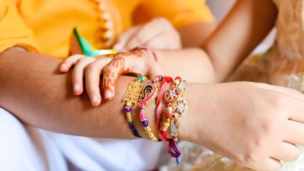 ভাইয়ের রাশি অনুসারে বেছে নিন রাখির রঙ, সারা বছর মিলবে সাফল্য ভাইয়ের রাশি অনুসারে বেছে নিন রাখির রঙ, সারা বছর মিলবে সাফল্য