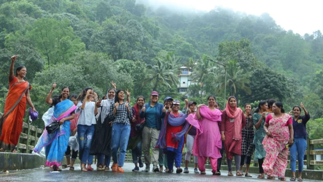 ആറ് കിലോമീറ്റർ ദൂരം, തുഷാരഗിരിയിൽ സ്ത്രീകളുടെ മഴ നടത്തം ആറ് കിലോമീറ്റർ ദൂരം, തുഷാരഗിരിയിൽ സ്ത്രീകളുടെ മഴ നടത്തം
