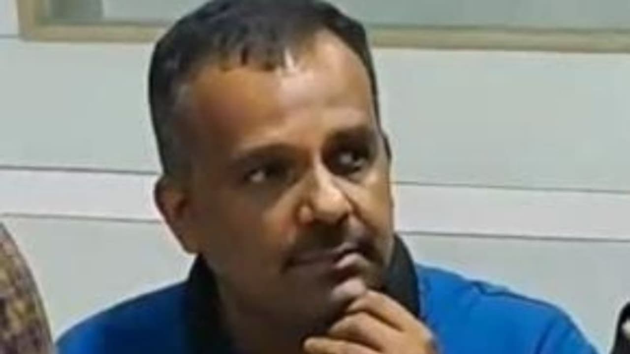 ഭർത്താവിന്റെ ചികിത്സയ്ക്ക് വീടുവിൽക്കാൻ ശ്രമിച്ച സ്ത്രീയിൽ നിന്ന് കൈക്കൂലി വാങ്ങി; പഞ്ചായത്ത് ക്ലർക്ക് പിടിയിൽ ഭർത്താവിന്റെ ചികിത്സയ്ക്ക് വീടുവിൽക്കാൻ ശ്രമിച്ച സ്ത്രീയിൽ നിന്ന് കൈക്കൂലി വാങ്ങി; പഞ്ചായത്ത് ക്ലർക്ക് പിടിയിൽ