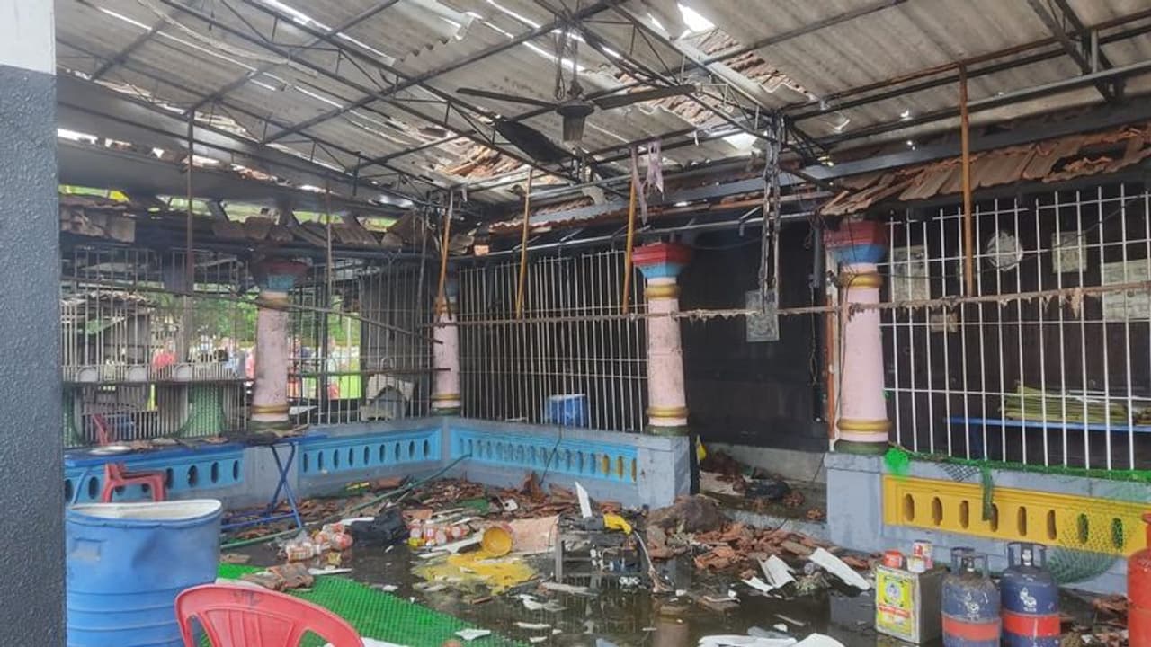 വെൽഡിങ് ഡ്രില്ലിൽ നിന്ന് തീപ്പൊരി, ക്ഷേത്രത്തിലെ വെടിമരുന്ന് ശാലയ്ക്ക് തീപിടിച്ചു; അഞ്ച് പേർക്ക് പരിക്ക് വെൽഡിങ് ഡ്രില്ലിൽ നിന്ന് തീപ്പൊരി, ക്ഷേത്രത്തിലെ വെടിമരുന്ന് ശാലയ്ക്ക് തീപിടിച്ചു; അഞ്ച് പേർക്ക് പരിക്ക്