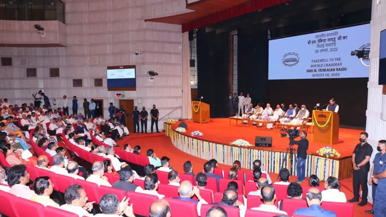 ವೆಂಕಯ್ಯ ನಾಯ್ಡುಗೆ ಬೀಳ್ಕೊಡಿಗೆ: ತುಂಬಿದ ಸಭೆಯಲ್ಲಿ ಕನ್ನಡ ಮಾತಾಡಿ ಗಮನಸೆಳೆದ ಪ್ರಲ್ಹಾದ್ ಜೋಶಿ