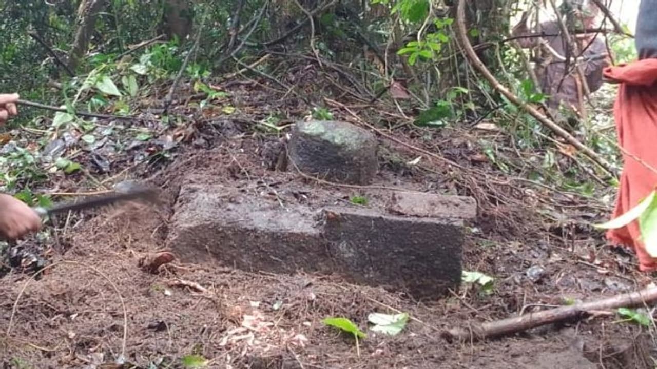 কেরলে জঙ্গলের মধ্যে মাটি খুঁড়তেই অত্যাশ্চর্য, বেরিয়ে এল হাজার বছরের পুরনো শিবলিঙ্গ কেরলে জঙ্গলের মধ্যে মাটি খুঁড়তেই অত্যাশ্চর্য, বেরিয়ে এল হাজার বছরের পুরনো শিবলিঙ্গ