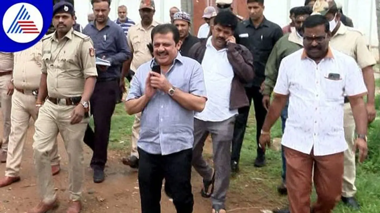 ಈದ್ಗಾದಲ್ಲಿ ಧ್ವಜಾರೋಹಣ ಮಾತ್ರ, ಧಾರ್ಮಿಕ ಆಚರಣೆ ಇಲ್ಲ: ಜಮೀರ್ ಅಹಮದ್ ಈದ್ಗಾದಲ್ಲಿ ಧ್ವಜಾರೋಹಣ ಮಾತ್ರ, ಧಾರ್ಮಿಕ ಆಚರಣೆ ಇಲ್ಲ: ಜಮೀರ್ ಅಹಮದ್