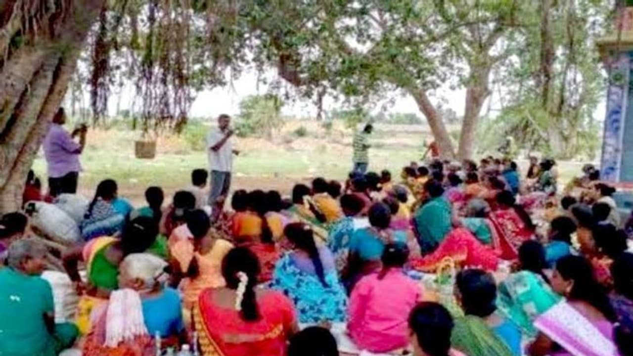 கிராம சபை கூட்டத்திற்கு அனுமதி...! என்ன, என்ன விஷயங்கள் குறித்து விவாதிக்கலாம் பட்டியல் வெளியீடு கிராம சபை கூட்டத்திற்கு அனுமதி...! என்ன, என்ன விஷயங்கள் குறித்து விவாதிக்கலாம் பட்டியல் வெளியீடு