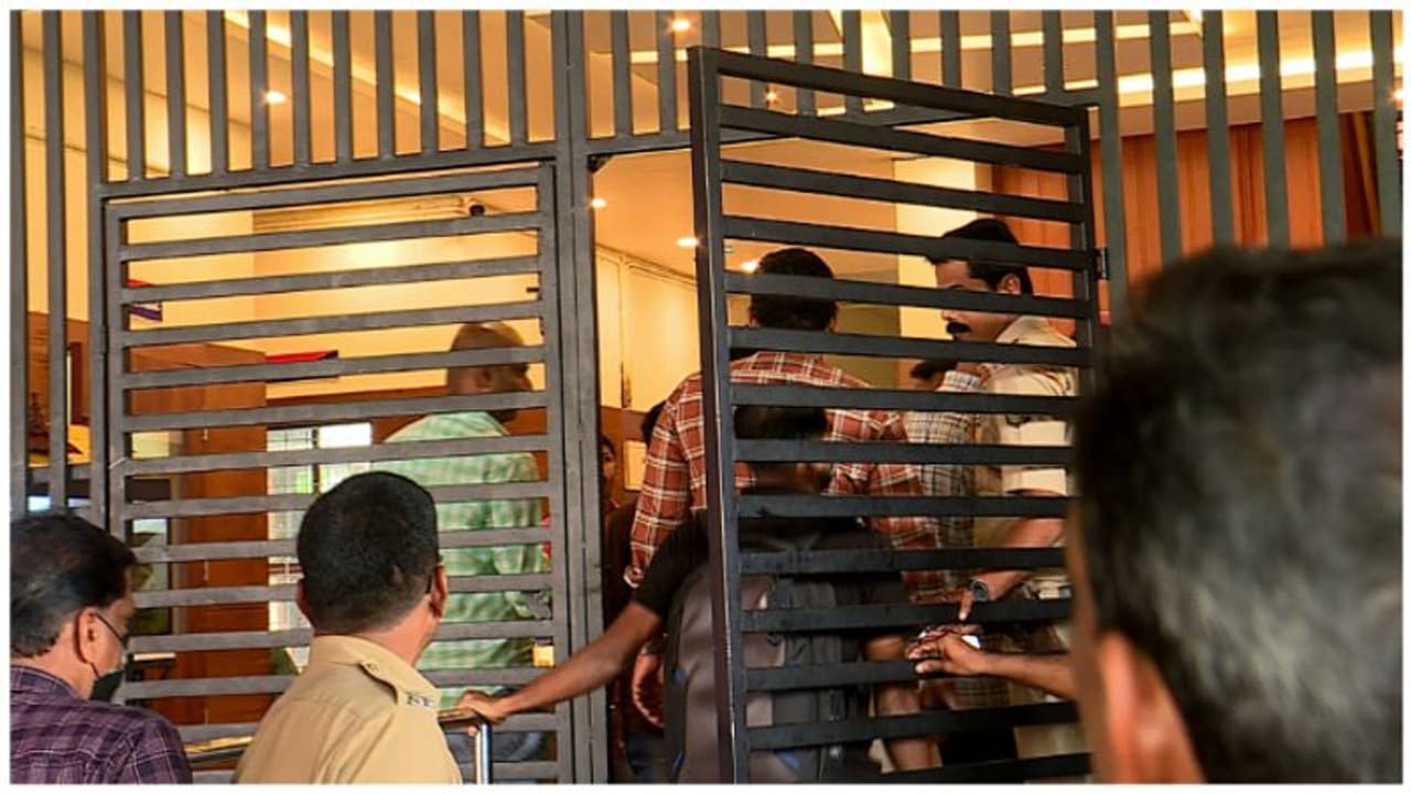 സ്വർണ്ണക്കടത്ത് ക്വട്ടേഷൻ: തലശ്ശേരിയിൽ പിടിയിലായവരിൽ ഇരട്ടക്കൊലക്കേസ് പ്രതിയും, ടിപികേസ് പ്രതികളുമായി ബന്ധം? 