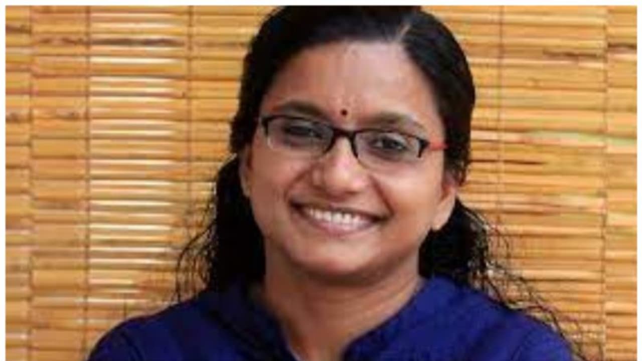  പ്രിയ വർഗീസിന്റെ ഡെപ്യൂട്ടേഷൻ നീട്ടി; ഭാഷാ ഇൻസ്റ്റിറ്റ്യൂട്ടിൽ ഡയറക്ടറാക്കാൻ നീക്കമെന്ന് സൂചന