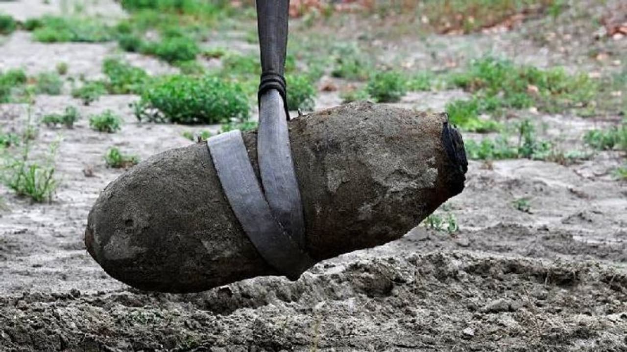 കൊടും വരൾച്ചയിൽ നദി വറ്റി, പുറത്ത് വന്നത് ഉഗ്രശേഷിയുള്ള ബോംബ് കൊടും വരൾച്ചയിൽ നദി വറ്റി, പുറത്ത് വന്നത് ഉഗ്രശേഷിയുള്ള ബോംബ്