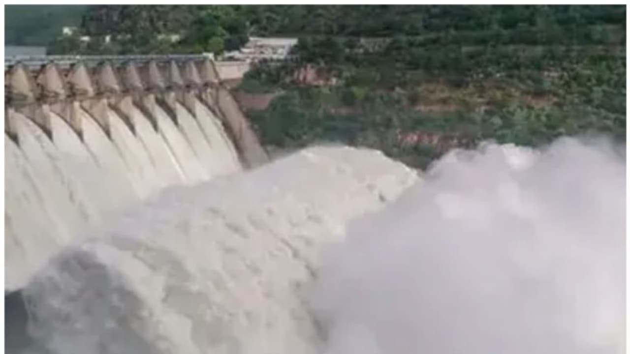 ജലനിരപ്പിൽ ആശങ്ക, മുല്ലപ്പെരിയാറിലെ മുഴുവൻ ഷട്ടറുകളും ഇടമലയാറും തുറന്നു, കൺട്രോൾ റൂം സജ്ജം ജലനിരപ്പിൽ ആശങ്ക, മുല്ലപ്പെരിയാറിലെ മുഴുവൻ ഷട്ടറുകളും ഇടമലയാറും തുറന്നു, കൺട്രോൾ റൂം സജ്ജം