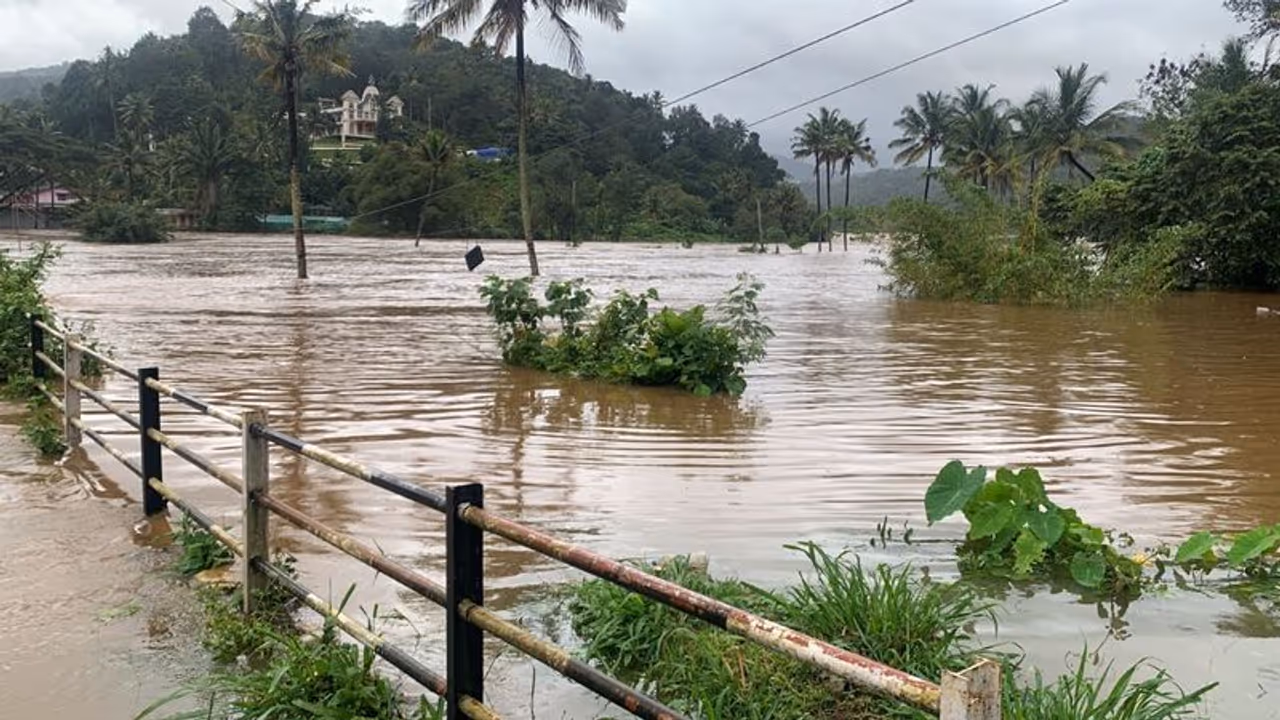 Kodagu Rain : ಭಾರಿ ಮಳೆಗೆ ರಸ್ತೆಗಳಲ್ಲಿ ಬಿರುಕು, ಕುಸಿತ