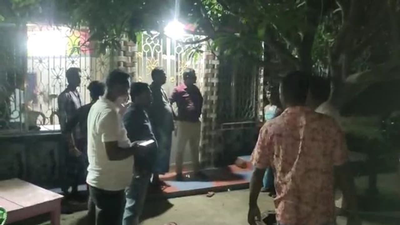 লক্ষ লক্ষ টাকা নিয়ে দলে পদ দেওয়ার মিথ্যে প্রতিশ্রুতি, বিধায়ক ইদ্রিশ আলির বাড়ি ভাঙচুর