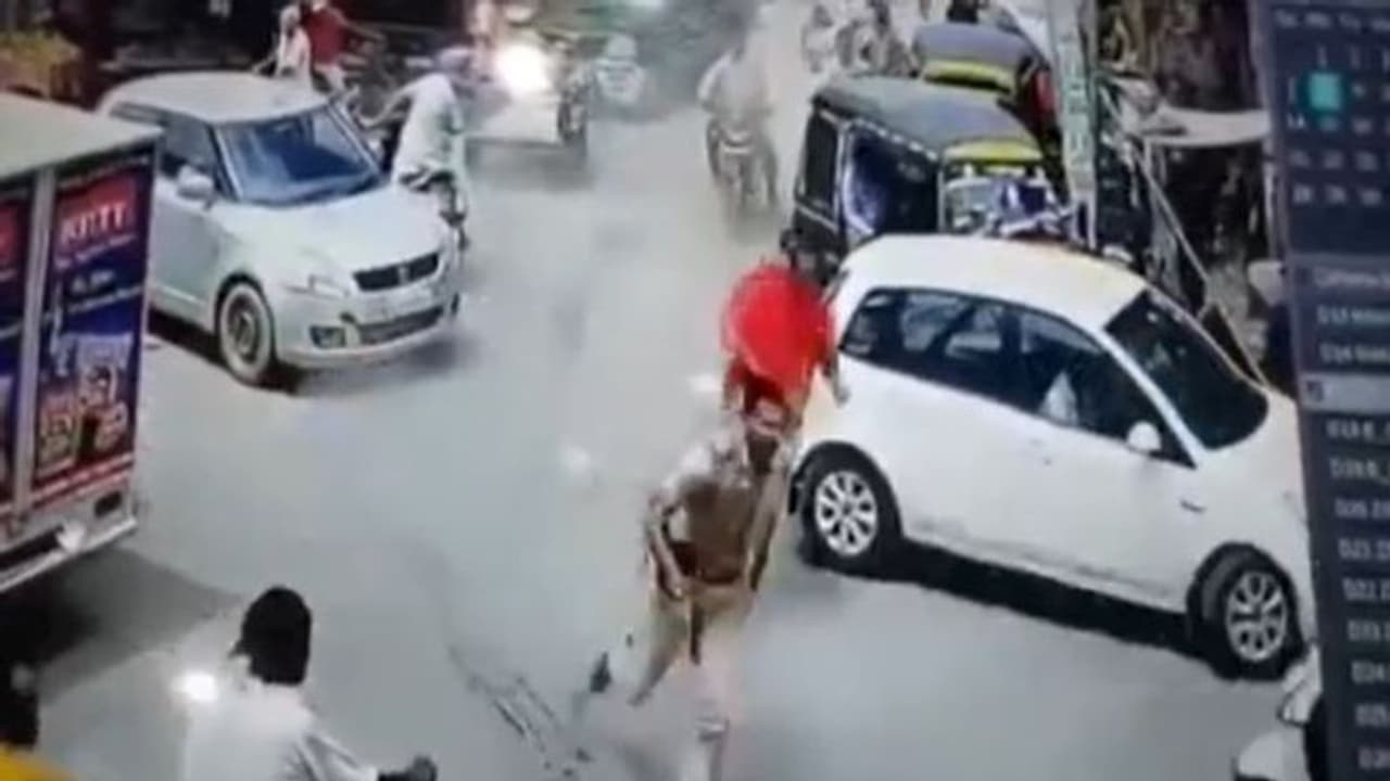 यह फिल्मी सीन नहीं हकीकत है.. पुलिस और अपराधियों के बीच हुई मुठभेड़ का रियल सीन देख लोग हैरान यह फिल्मी सीन नहीं हकीकत है.. पुलिस और अपराधियों के बीच हुई मुठभेड़ का रियल सीन देख लोग हैरान