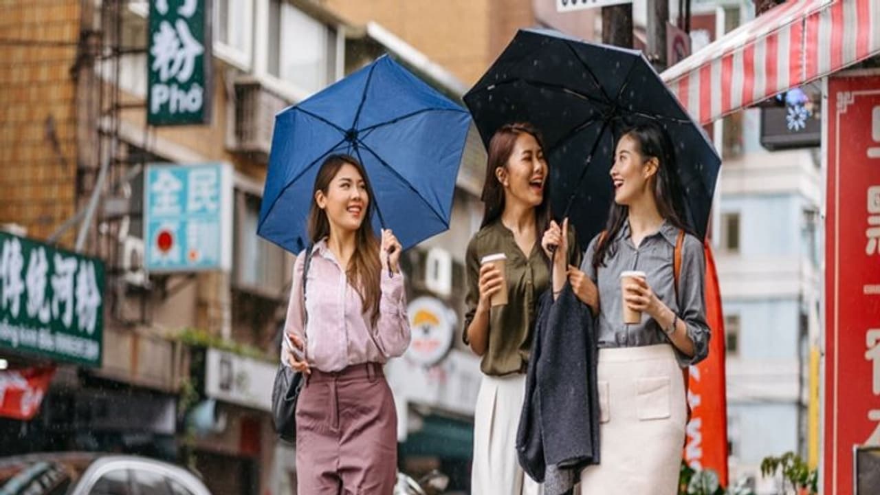 বৃষ্টির দিনে কী পরবেন ভেবে নাজেহাল, দেখে নিন কিছু ফ্যাশন টিপস 