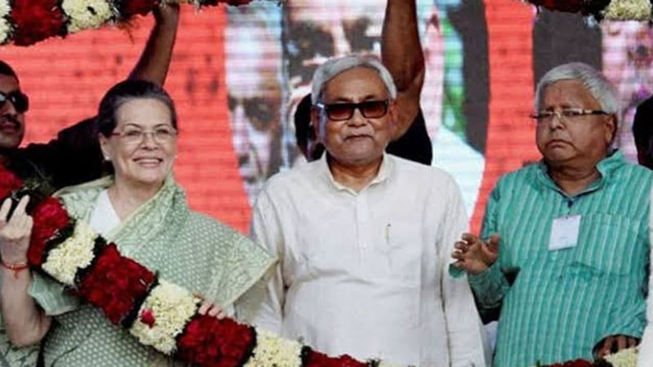 महागठबंधन 2.0: नीतीश कुमार कैसे साधेंगे सत्ता का समीकरण, जानें किसके पास कितने विधायक महागठबंधन 2.0: नीतीश कुमार कैसे साधेंगे सत्ता का समीकरण, जानें किसके पास कितने विधायक