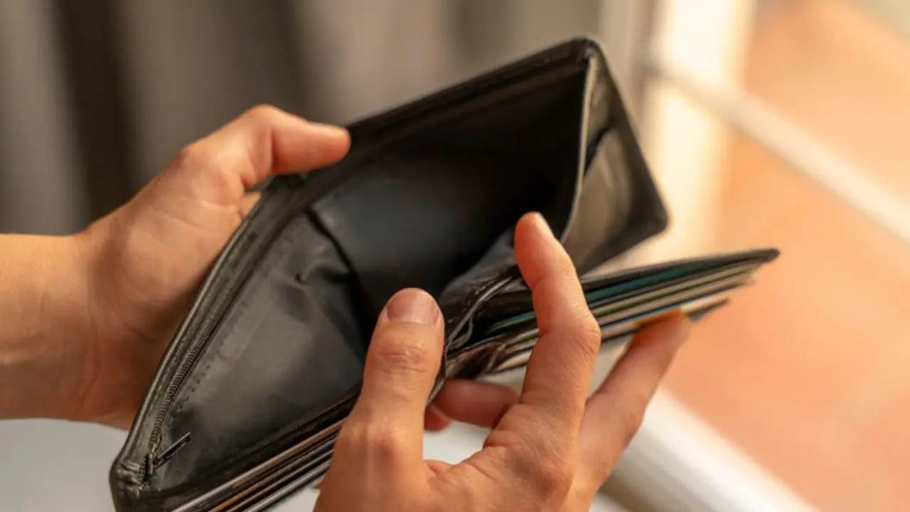 Vastu Tips: இனி கிழிந்த பர்ஸை தூக்கி எறியாதீங்க...இப்படி செஞ்சி பாருங்க..பண மழை பொழியும்..!!