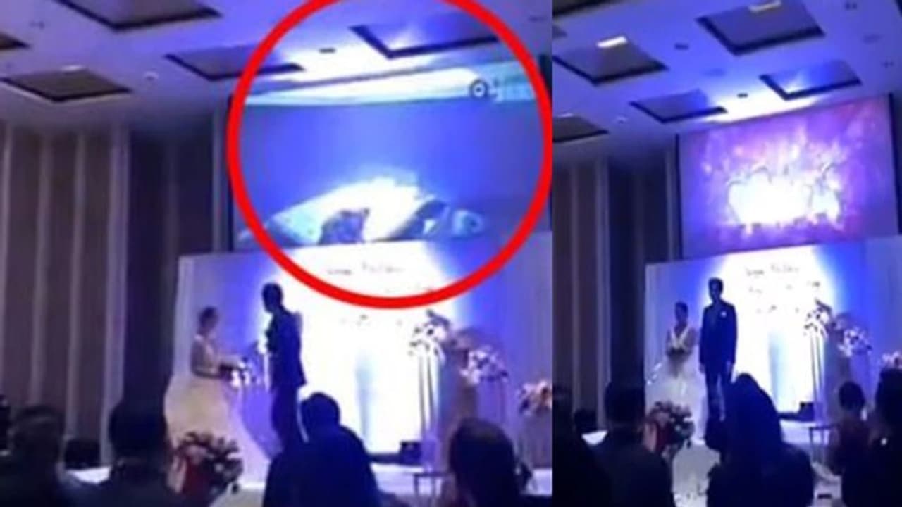 स्टेज पर थे दूल्हा दुल्हन तभी चलने लगा एडल्ट वीडियो, क्लिप में बिना कपड़ों की वो लड़की कौन थी पता है... स्टेज पर थे दूल्हा दुल्हन तभी चलने लगा एडल्ट वीडियो, क्लिप में बिना कपड़ों की वो लड़की कौन थी पता है...