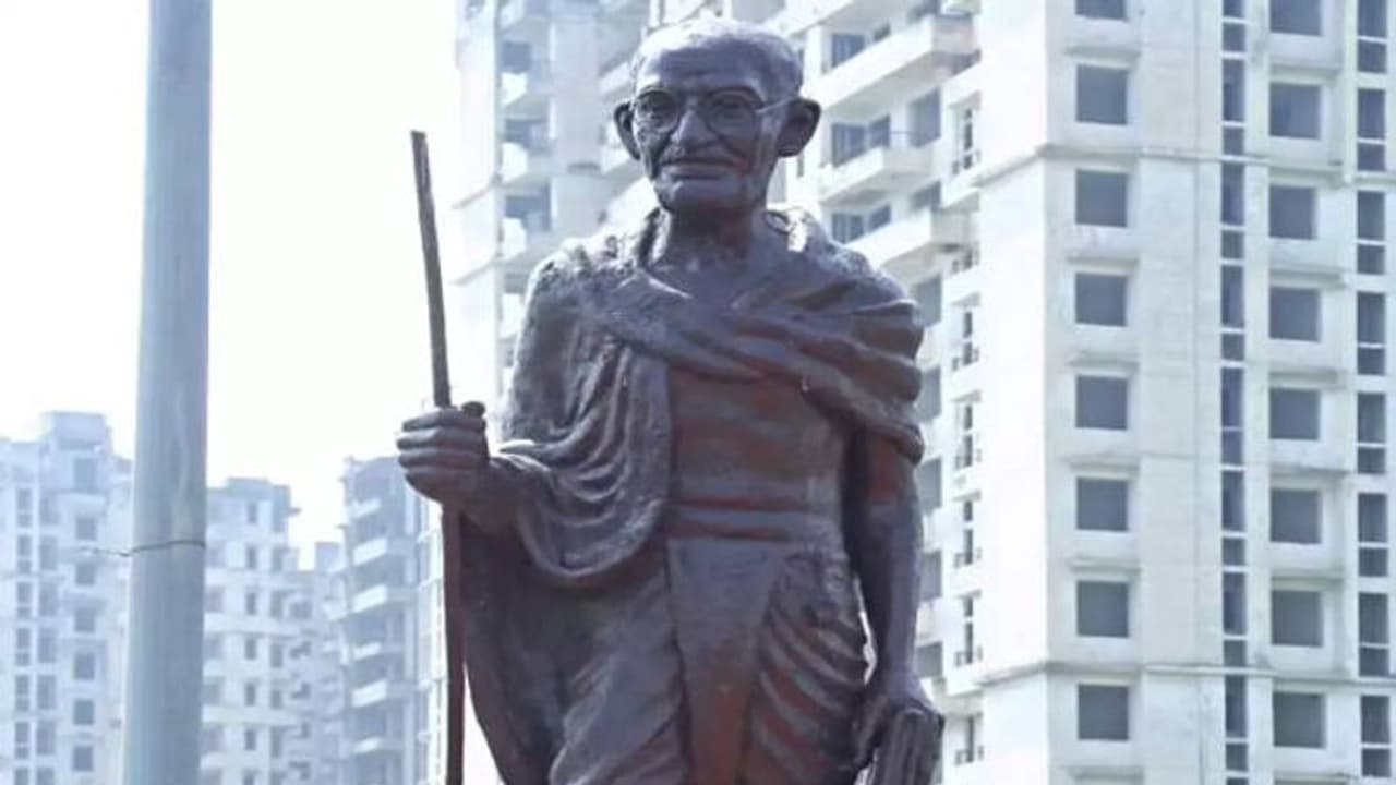 റീസൈക്കിൾ ചെയ്ത പ്ലാസ്റ്റിക്കിൽ നിന്നും ഗാന്ധിജിയുടെ ഇരുപതടി പ്രതിമ റീസൈക്കിൾ ചെയ്ത പ്ലാസ്റ്റിക്കിൽ നിന്നും ഗാന്ധിജിയുടെ ഇരുപതടി പ്രതിമ