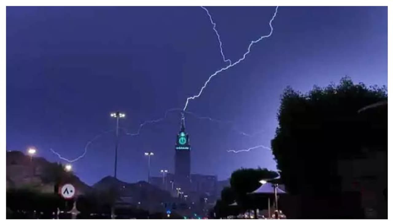 മക്ക ക്ലോക്ക് ടവറിന് മുകളില് മിന്നല്പ്പിണര്; വൈറലായി ചിത്രങ്ങള് മക്ക ക്ലോക്ക് ടവറിന് മുകളില് മിന്നല്പ്പിണര്; വൈറലായി ചിത്രങ്ങള്