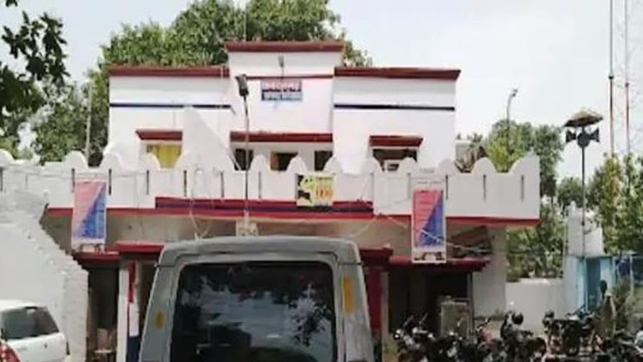 यूपी के गुरुजी का नम्बर हैक, मंत्रियों से मांगे गिफ्ट तो आ धमकी पुडुचेरी पुलिस 