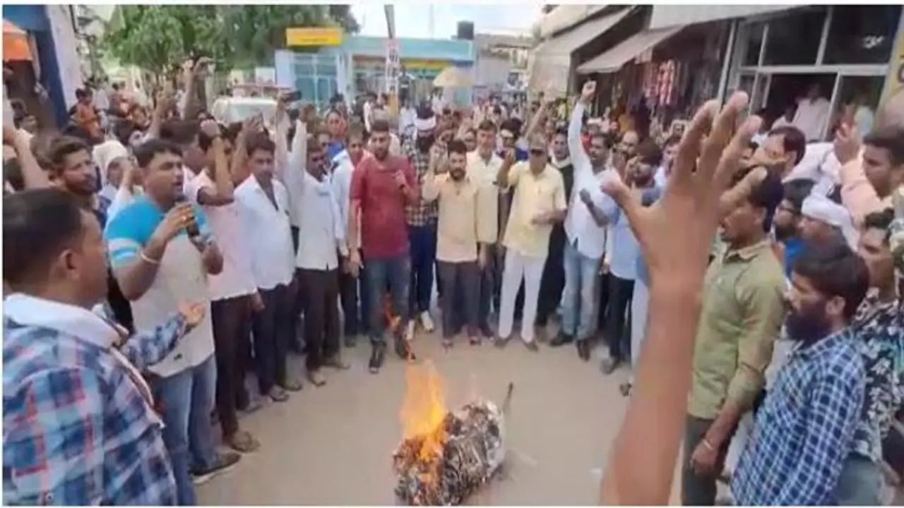 खाटूश्यामजी हादसा अपडेटः कांग्रेस के बाद माकपा ने भी खोला मंदिर कमेटी के खिलाफ मोर्चा, बंद हुए VIP दर्शन खाटूश्यामजी हादसा अपडेटः कांग्रेस के बाद माकपा ने भी खोला मंदिर कमेटी के खिलाफ मोर्चा, बंद हुए VIP दर्शन