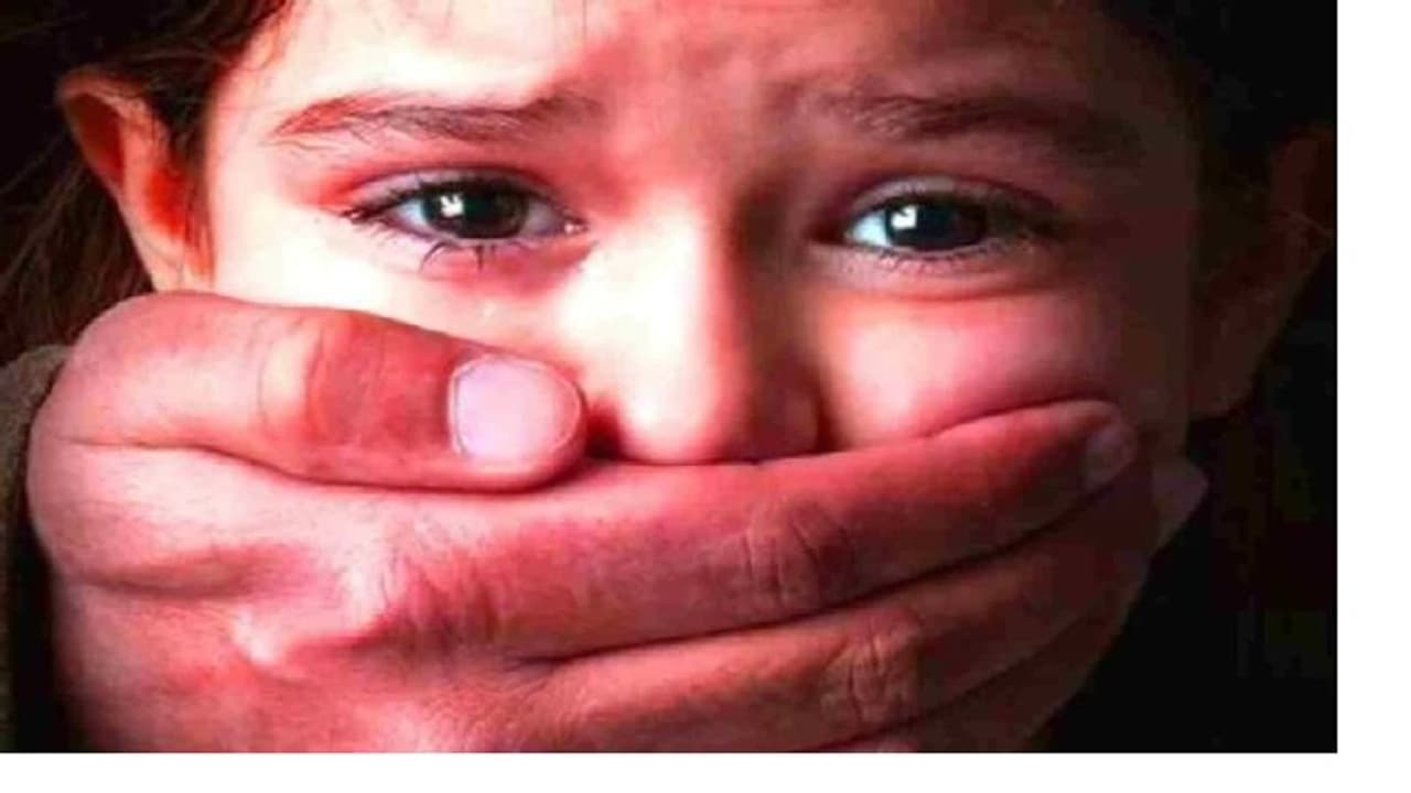 महराजगंज: पड़ोसी ने बंद पड़े मदरसे में मासूम से की हैवानियत, बच्ची की हालत देख परिजनों के उड़े होश