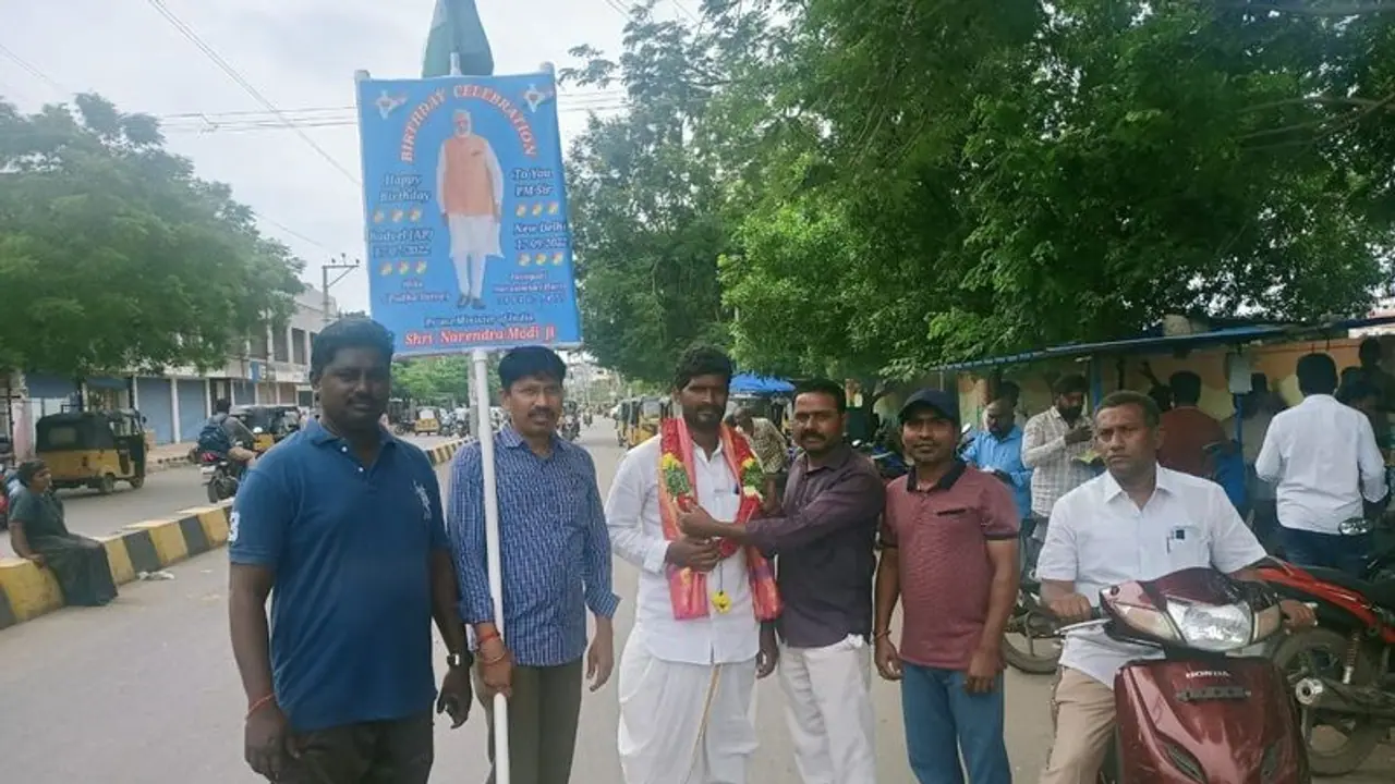मोदी को हैपी बर्थडे बोलने आंध्र से दिल्ली पैदल चले पथपति नरहरि, 2000km की यात्रा को वे हर दिन चलते हैं 45 किमी