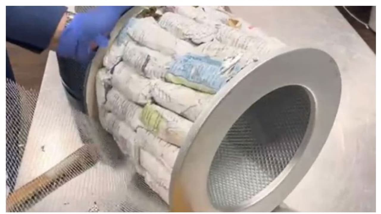 വാഹനത്തിന്റെ എയര് ഫില്റ്ററില് ഒളിപ്പിച്ച് 3.7 കിലോ കഞ്ചാവ്; വിമാനത്താവളത്തില് വെച്ച് പിടികൂടി കസ്റ്റംസ് വാഹനത്തിന്റെ എയര് ഫില്റ്ററില് ഒളിപ്പിച്ച് 3.7 കിലോ കഞ്ചാവ്; വിമാനത്താവളത്തില് വെച്ച് പിടികൂടി കസ്റ്റംസ്