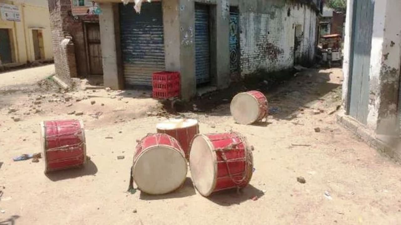 बरेली में बवालः मोहर्रम जुलूस के दौरान दो समुदायों में झड़प, जमकर हुई पत्थरबाजी और मारपीट बरेली में बवालः मोहर्रम जुलूस के दौरान दो समुदायों में झड़प, जमकर हुई पत्थरबाजी और मारपीट