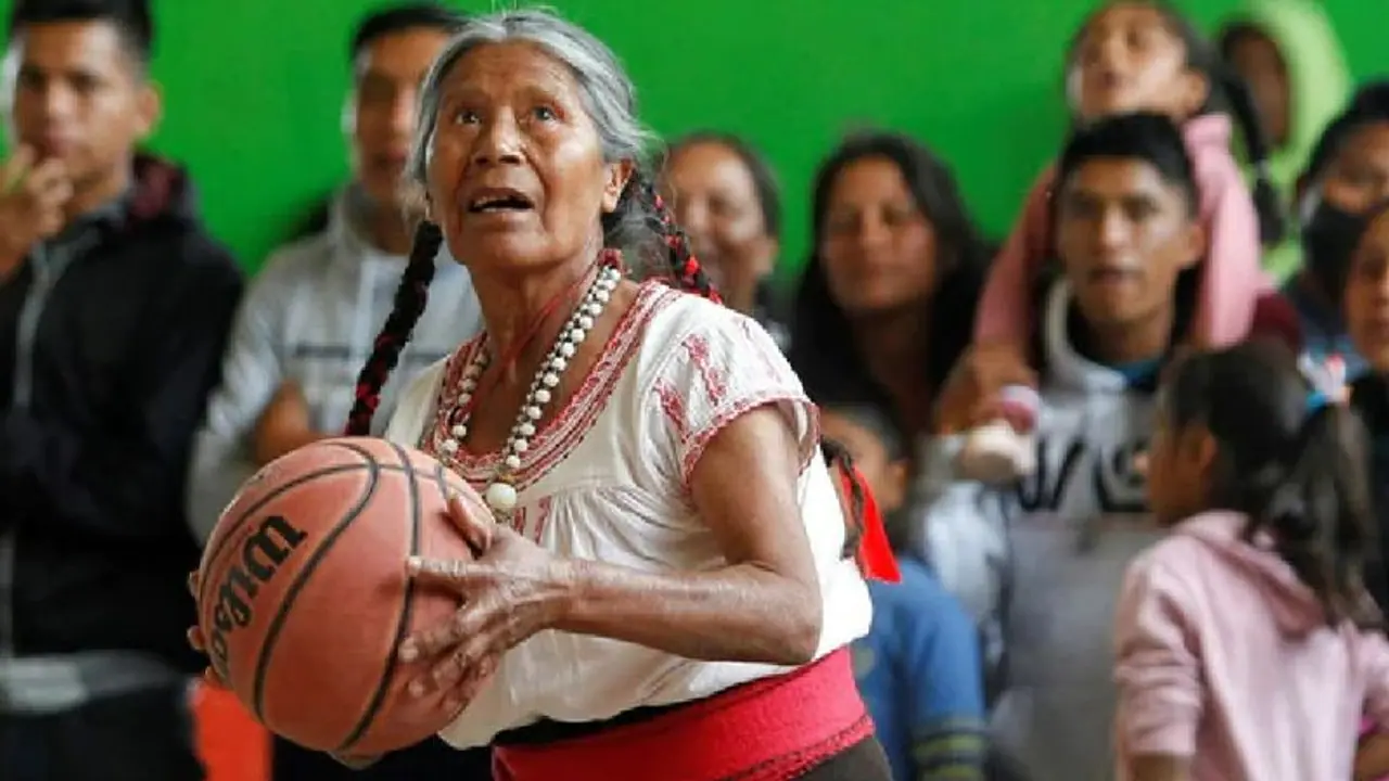 ಬಾಸ್ಕೆಟ್‌ಬಾಲ್ ಕೋರ್ಟ್‌ನಲ್ಲಿ ಚಿಂದಿ ಉಡಾಯಿಸಿದ 71 ವರ್ಷದ ಅಜ್ಜಿ : ವಿಡಿಯೋ ವೈರಲ್
