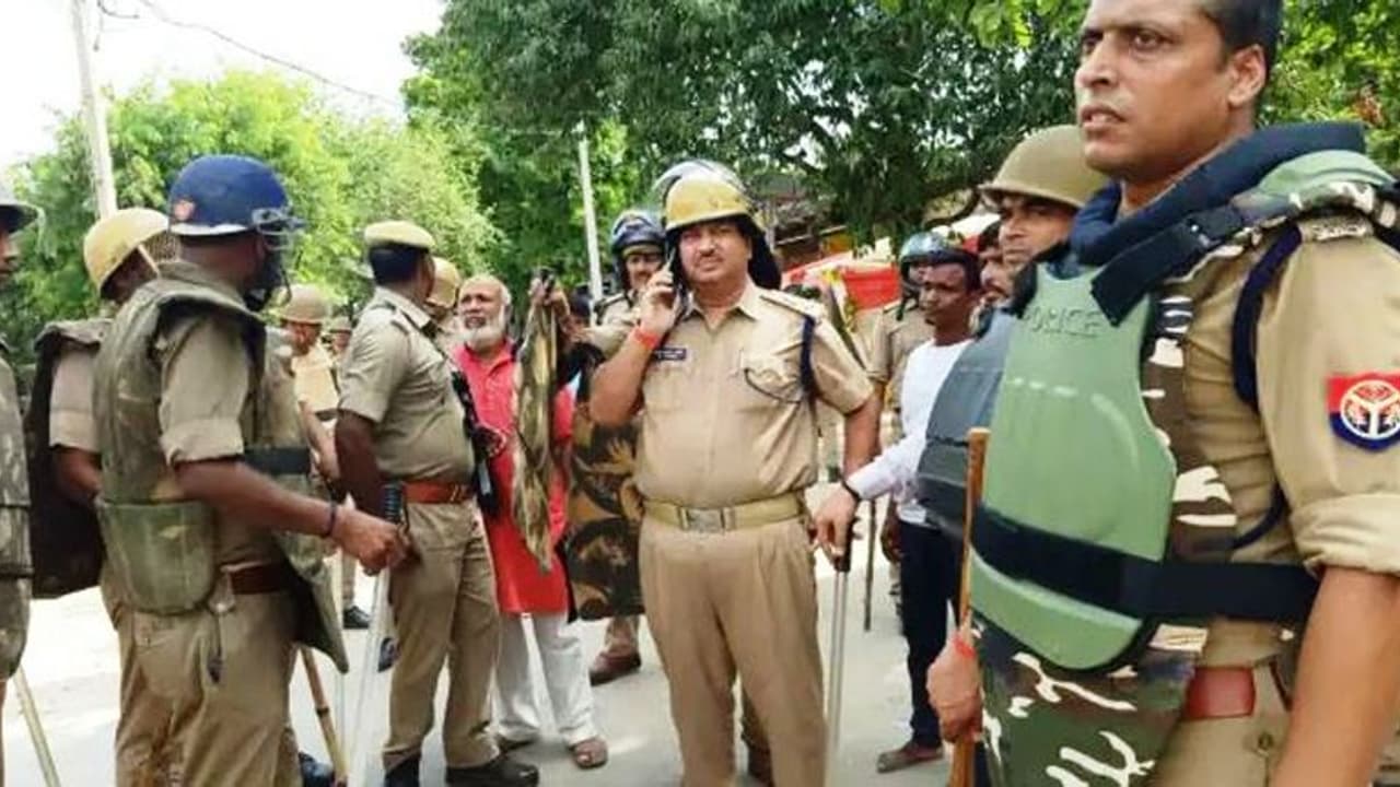 मोहर्रम पर बरेली के बाद वाराणसी में भी बवाल, पत्थरबाजी हुई और चले हथियार मोहर्रम पर बरेली के बाद वाराणसी में भी बवाल, पत्थरबाजी हुई और चले हथियार