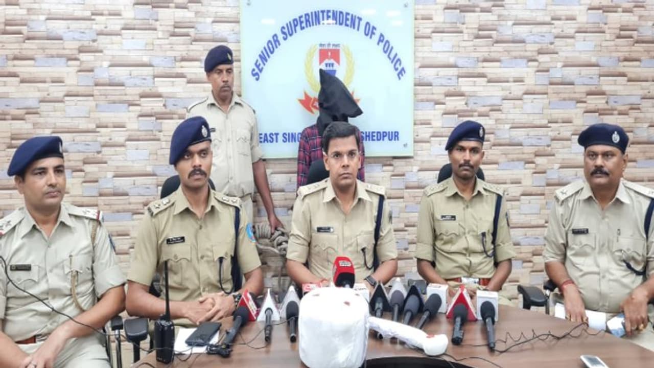 जमशेदपुर डबल मर्डर केस: 15 साल की बेटी का प्रेमी निकला पति पत्नी का कातिल, सांस थमने तक मारता रहा कुकर हथौड़ा