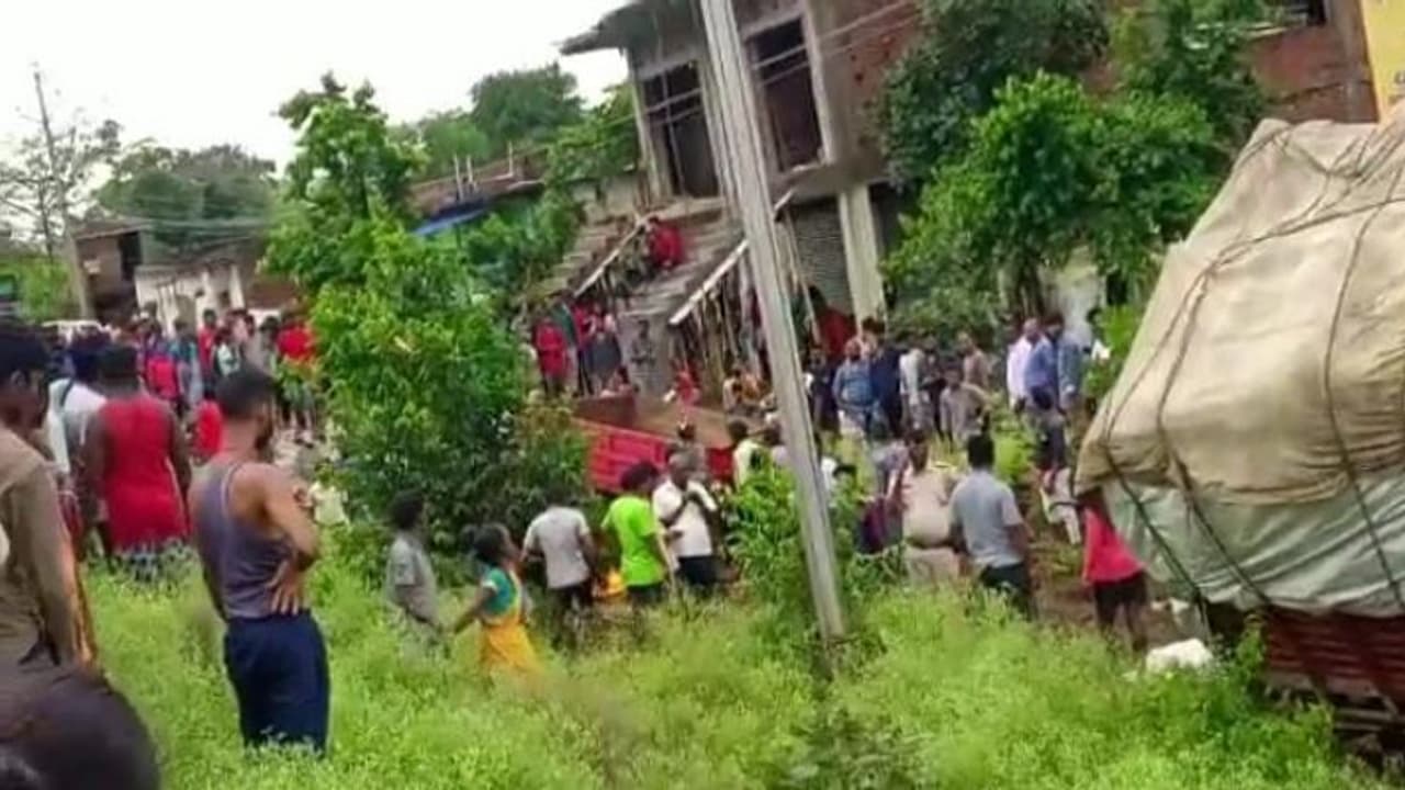 झारखंड में दर्दनाक हादसा: ट्रक की टक्कर से 50 मीटर दूर फेंकाया स्कूल वैन, 4 मासूम छात्रों की मौके पर मौत