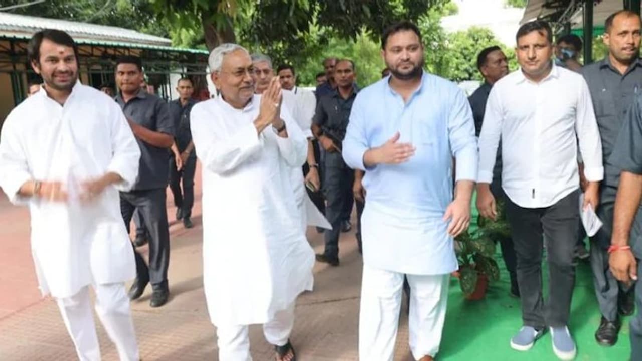 बिहार में सियासी उलटफेर: दोबारा राजभवन पहुंचे तेजस्वी नीतीश, सामने आई नए गठबंधन की पहली तस्वीर
