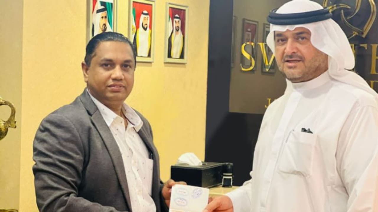 യുഎഇയിലെ മലയാളി വൈദ്യൻ ജയരാജ് കുന്നത്തുവളപ്പിലിന് ഗോൾഡൻ വിസ യുഎഇയിലെ മലയാളി വൈദ്യൻ ജയരാജ് കുന്നത്തുവളപ്പിലിന് ഗോൾഡൻ വിസ