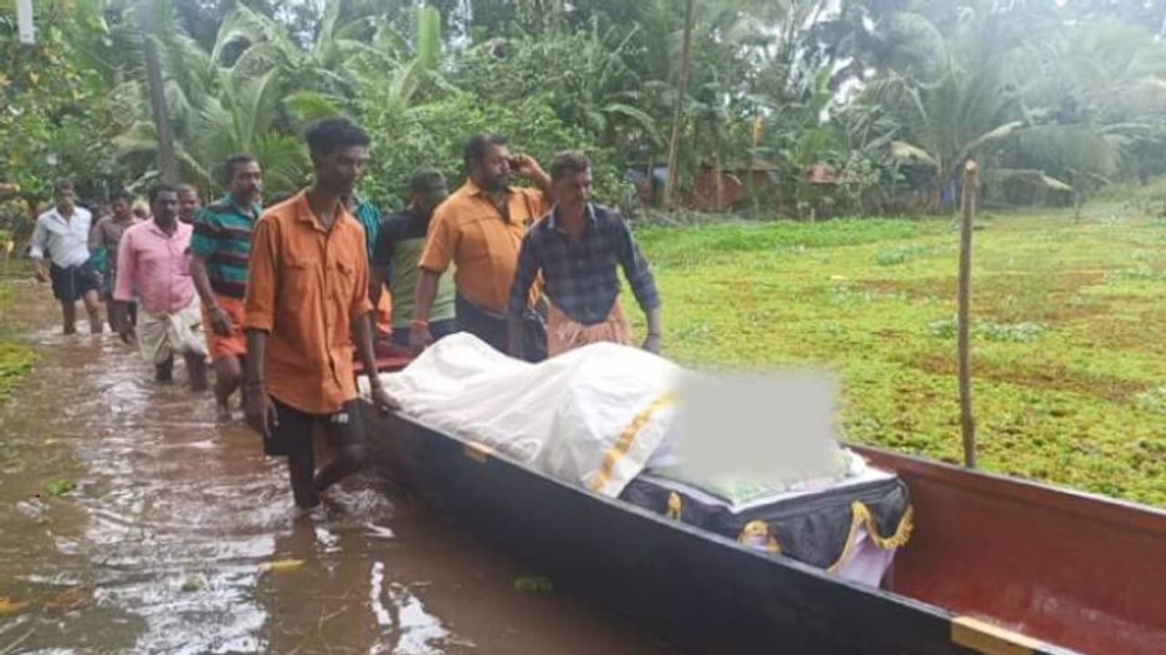 വെള്ളക്കെട്ട് കാരണം ചികിത്സ വൈകി മരിച്ച തൊഴിലാളിയുടെ സംസ്കാര ചടങ്ങും പ്രതിസന്ധിയിലാക്കി വെള്ളക്കെട്ട് വെള്ളക്കെട്ട് കാരണം ചികിത്സ വൈകി മരിച്ച തൊഴിലാളിയുടെ സംസ്കാര ചടങ്ങും പ്രതിസന്ധിയിലാക്കി വെള്ളക്കെട്ട്