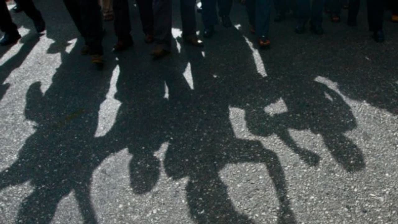 മാന്നാറിൽ പരസ്പരം കളിയാക്കിയ വിദ്യാര്ഥികള് തമ്മിൽ നടുറോഡില് പൊരിഞ്ഞ അടി മാന്നാറിൽ പരസ്പരം കളിയാക്കിയ വിദ്യാര്ഥികള് തമ്മിൽ നടുറോഡില് പൊരിഞ്ഞ അടി