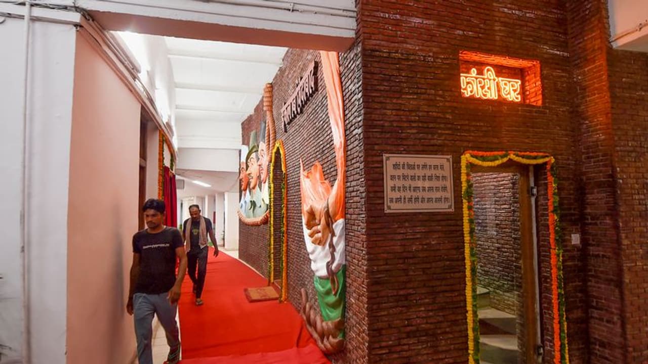 सेनानियों को यहां दी जाती थी फांसी, दो मंजिला कमरे के बंद दीवार को तोड़ा गया तो सब रह गए शॉक्ड सेनानियों को यहां दी जाती थी फांसी, दो मंजिला कमरे के बंद दीवार को तोड़ा गया तो सब रह गए शॉक्ड