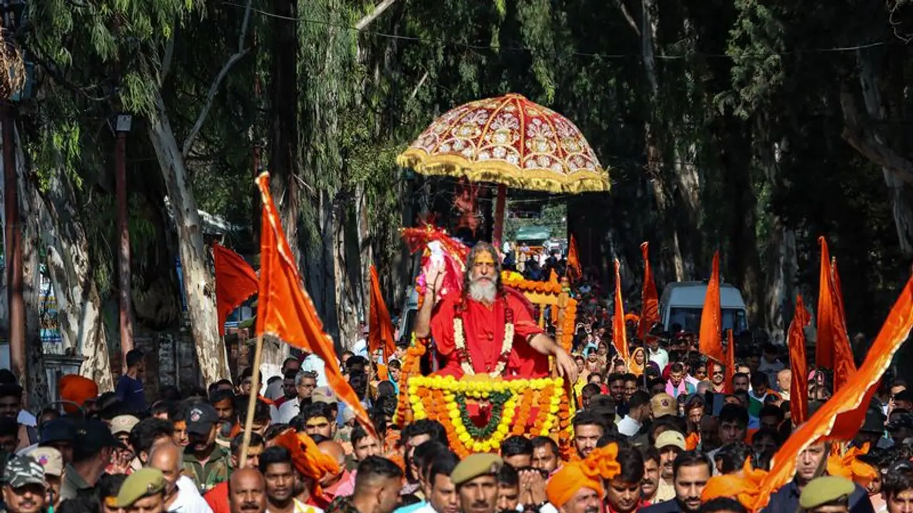 भगवान शिव की पवित्र 'छड़ी मुबारक' अमरनाथ गुफा मंदिर पहुंची, सदियों पहले भगवान भृगु ने शुरू की थी यात्रा भगवान शिव की पवित्र 'छड़ी मुबारक' अमरनाथ गुफा मंदिर पहुंची, सदियों पहले भगवान भृगु ने शुरू की थी यात्रा