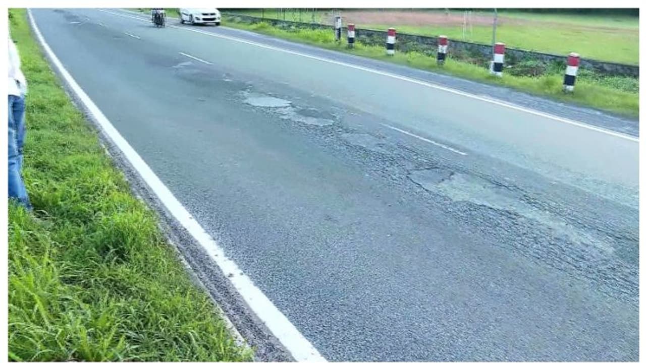 രണ്ടാം ദിവസത്തെ കുഴിയടയ്ക്കലും പ്രഹസനം, പുതുക്കാട്ടെ കുഴികള്‍ പൂര്‍ണ്ണമായും അടച്ചില്ല