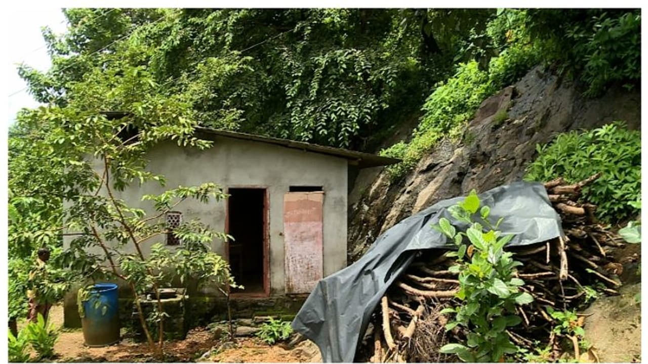 ക്വാറികള്, ഉരുള്പൊട്ടല് ഭീഷണി; ഭരണങ്ങാനത്ത് ദുരിതാശ്വാസ ക്യാമ്പ് ഒഴിയാതെ 18 കുടുംബങ്ങള്, പ്രതിഷേധം ക്വാറികള്, ഉരുള്പൊട്ടല് ഭീഷണി; ഭരണങ്ങാനത്ത് ദുരിതാശ്വാസ ക്യാമ്പ് ഒഴിയാതെ 18 കുടുംബങ്ങള്, പ്രതിഷേധം