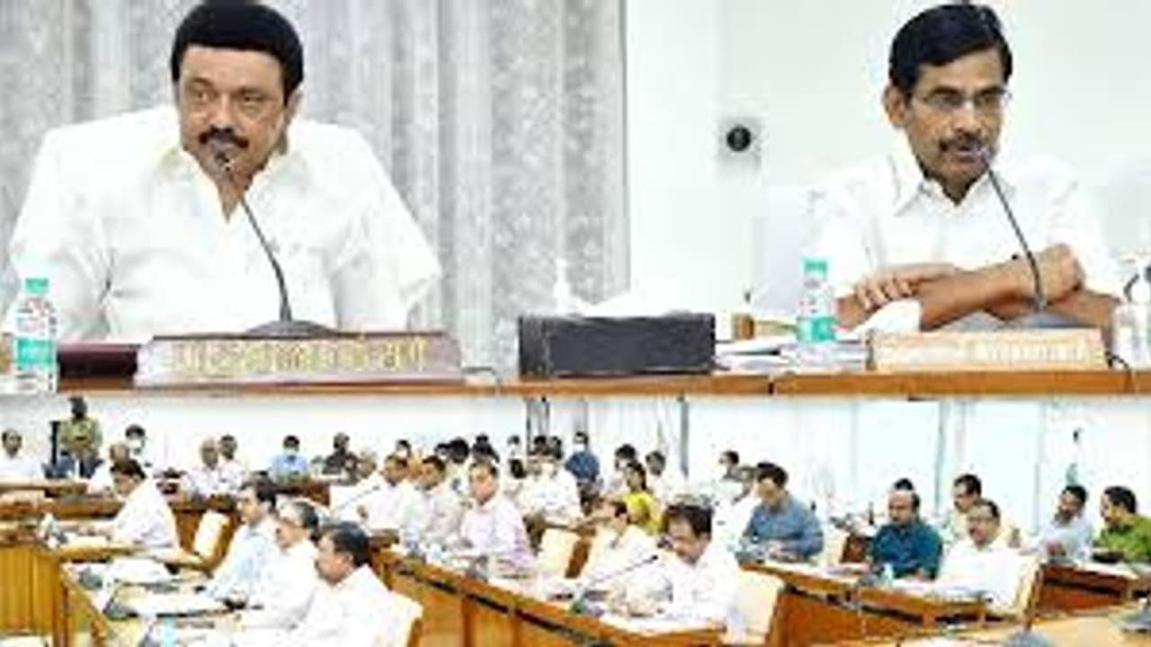 அனைத்து மாவட்ட ஆட்சியர் மற்றும் எஸ்.பிக்களுடன் முதலமைச்சர் முக்கிய ஆலோசனை.. என்ன தெரியுமா..? அனைத்து மாவட்ட ஆட்சியர் மற்றும் எஸ்.பிக்களுடன் முதலமைச்சர் முக்கிய ஆலோசனை.. என்ன தெரியுமா..?